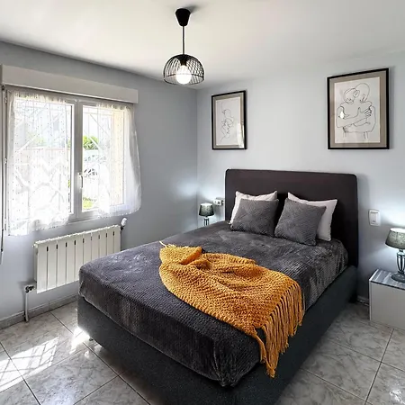 Avec Piscine Et Parking Prive *