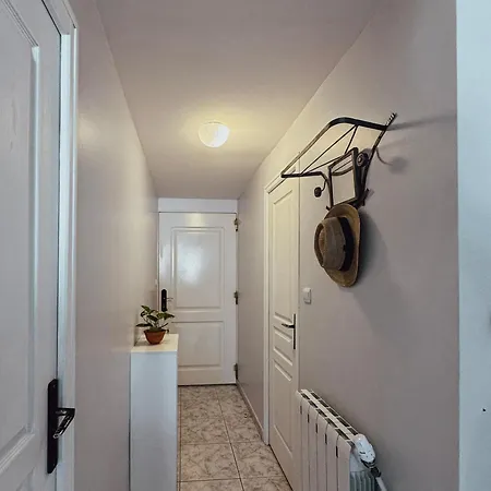 Avec Piscine Et Parking Prive *