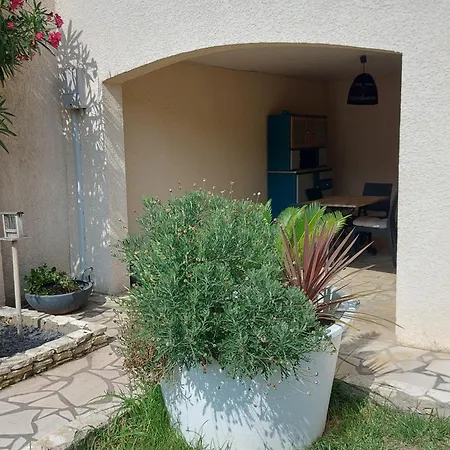 Avec Piscine Et Parking Prive *